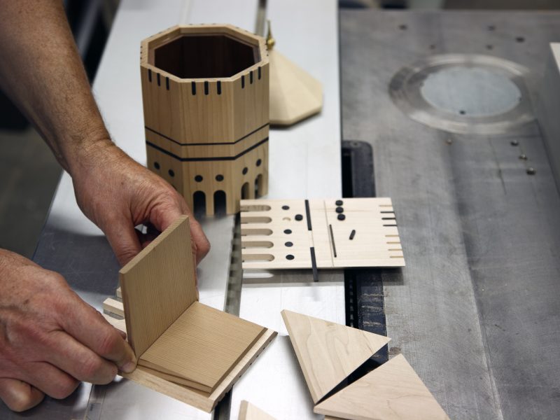 Montaje de una caja hecha a mano del diseñador Antonio Serrano
